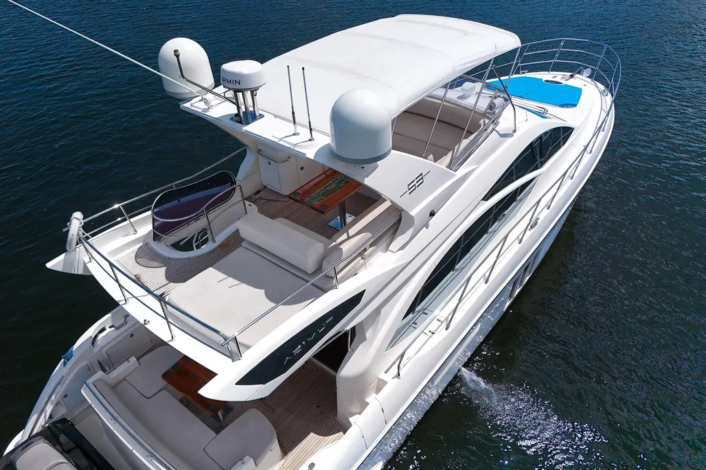 Yacht Photo 9